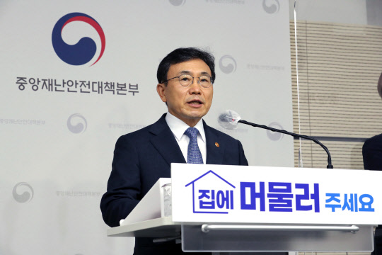 권덕철 보건복지부 장관이 31일 오전 세종시 정부세종청사에서 보건의료노조 총파업 예고와 관련해 대국민 담화문을 발표하고 있다. 보건의료노조는 정부가 공공의료 확충과 보건의료 인력 확대 등 요구사항을 수용하지 않을 경우 예정대로 다음 달 2일 총파업에 돌입하겠다는 방침이다. 연합뉴스